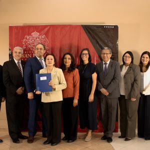 Sociedad Bíblica de Guatemala dona Biblia en Braille a Universidad San Pablo de Guatemala