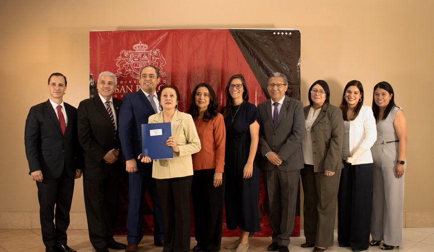 Sociedad Bíblica de Guatemala dona Biblia en Braille a Universidad San Pablo de Guatemala